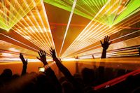 Atmo-Lasershow-feiernde-Menschen-mit-Emotion
