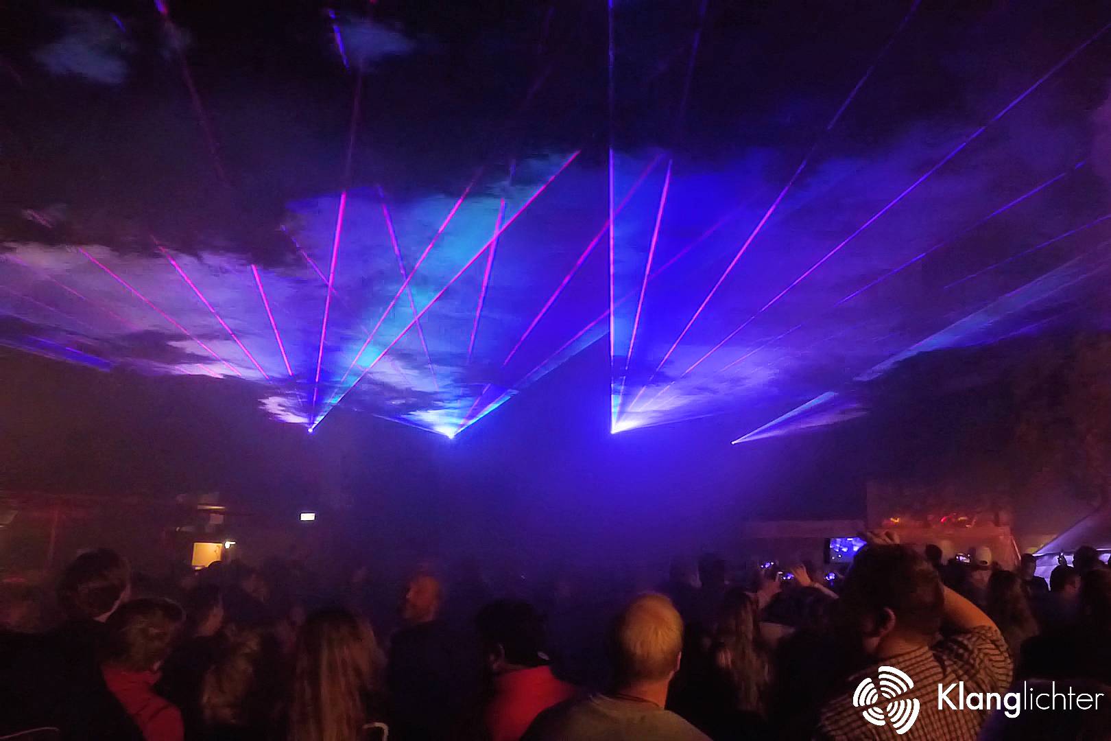 ATMO Lasershow: Lasershow zum Abschluss des Stadtfest in Lohmar - Menschen verfolgen die Lasershow